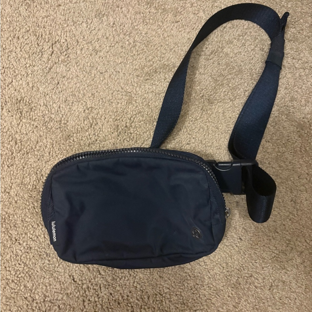 lululemon athletica Navy/Black Men's Sling Belt Bag